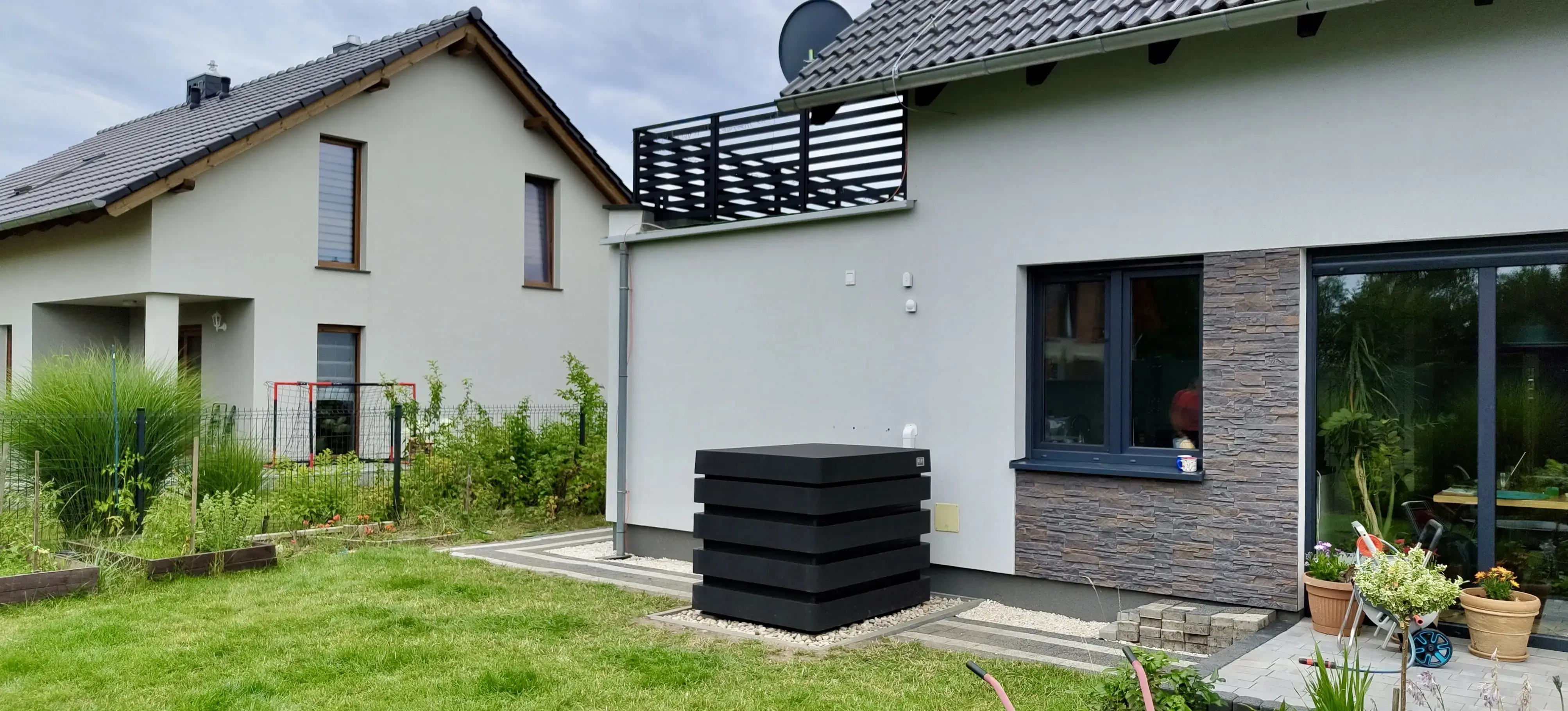 Jednostka zewnętrzna po zainstalowaniu osłony dźwiękochłonnej