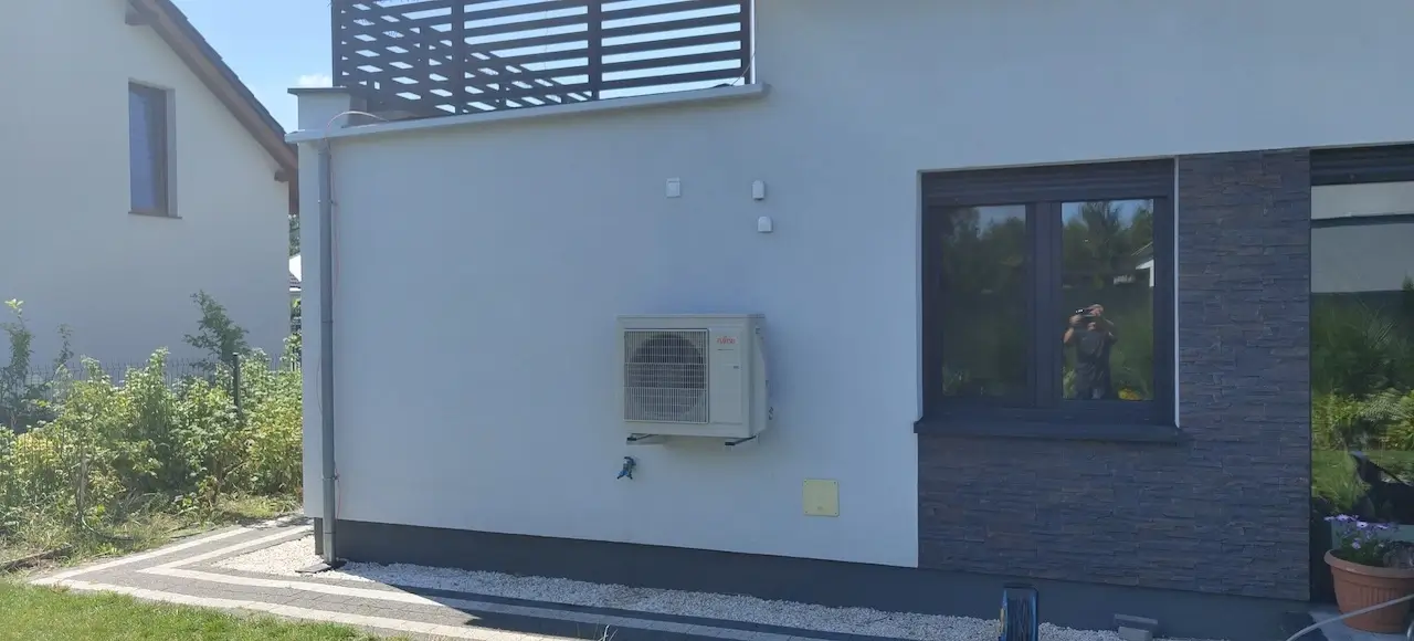 Jednostka zewnętrzna przed zainstalowaniem osłony dźwiękochłonnej